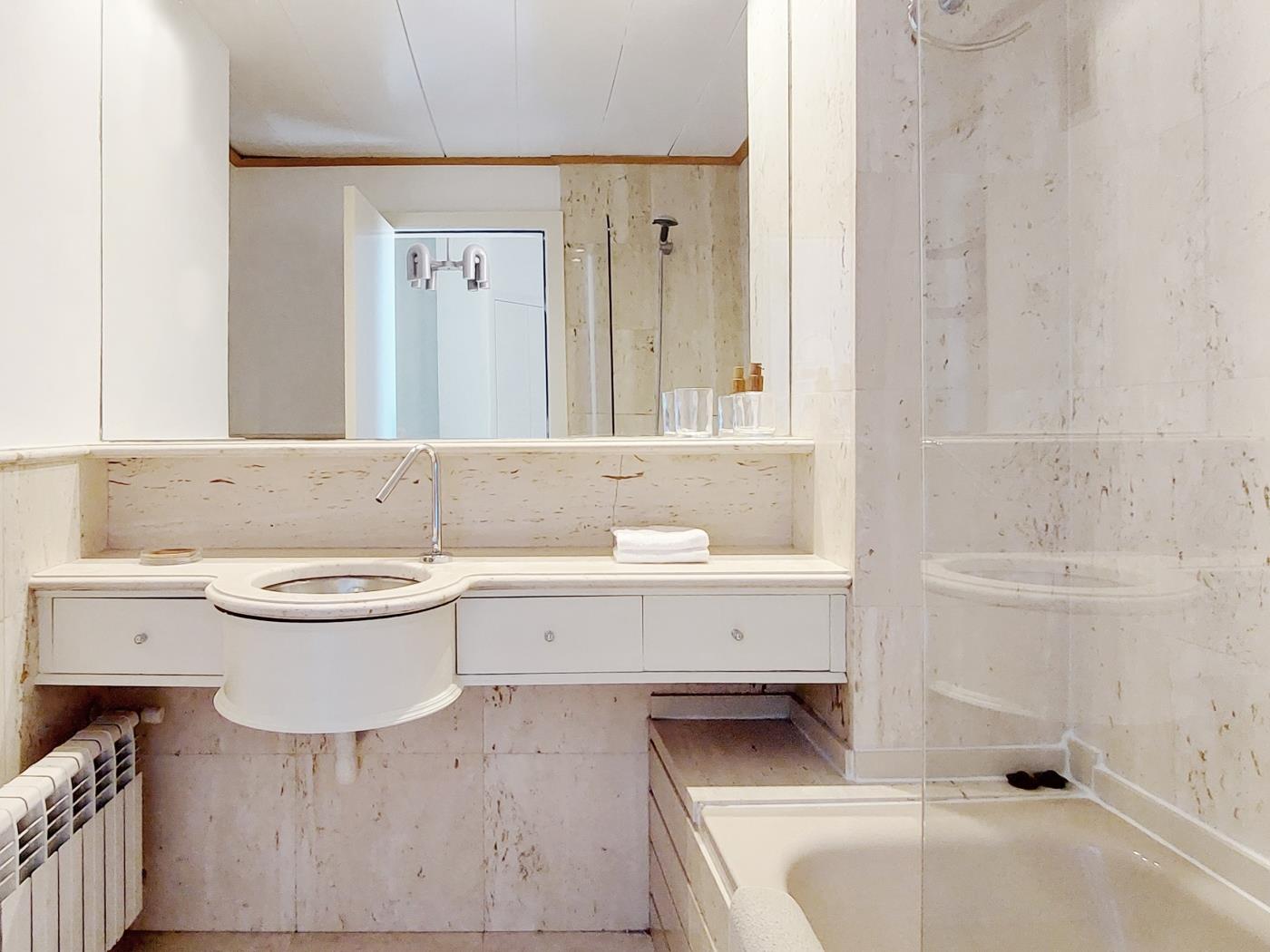 Jasne mieszkanie z 2 sypialniami obok Hotelu Palace – Centrum Bar - My Space Barcelona Mieszkanie