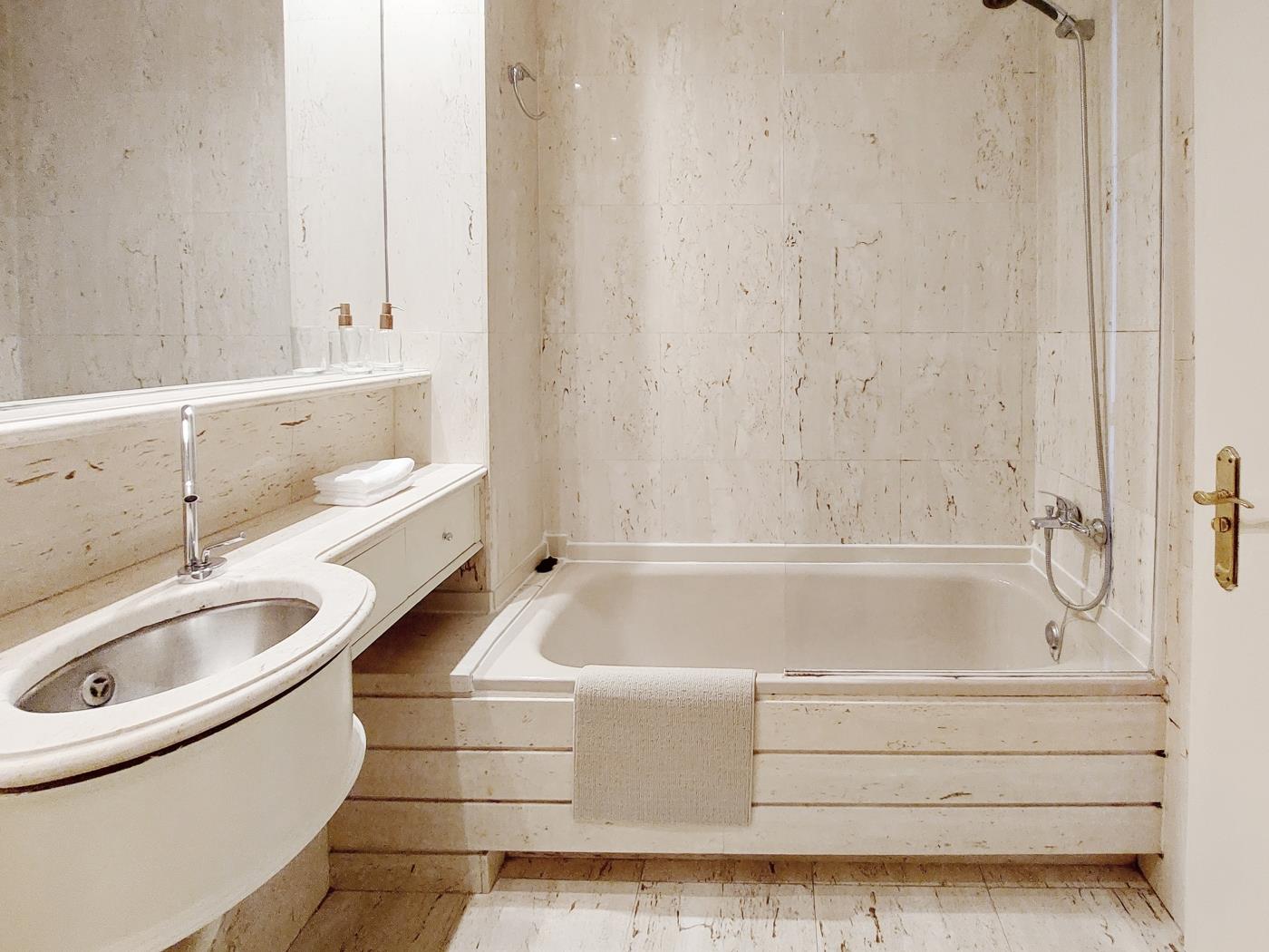 Jasne mieszkanie z 2 sypialniami obok Hotelu Palace – Centrum Bar - My Space Barcelona Mieszkanie